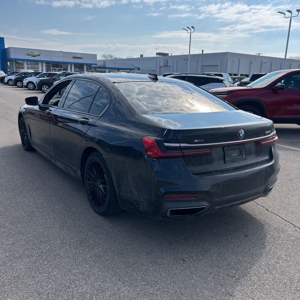 2021 BMW 750i - Image 6