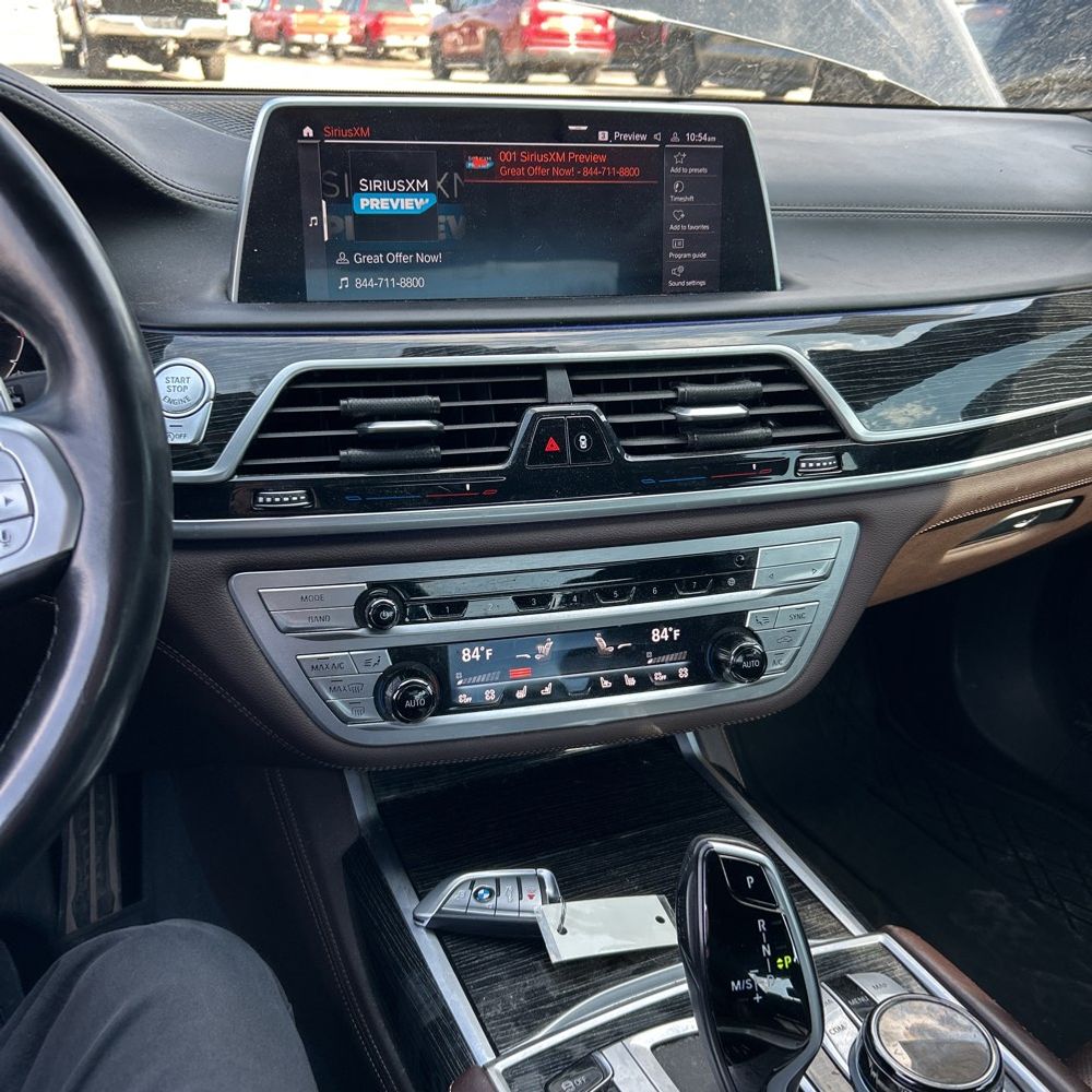 2021 BMW 750i - Image 12
