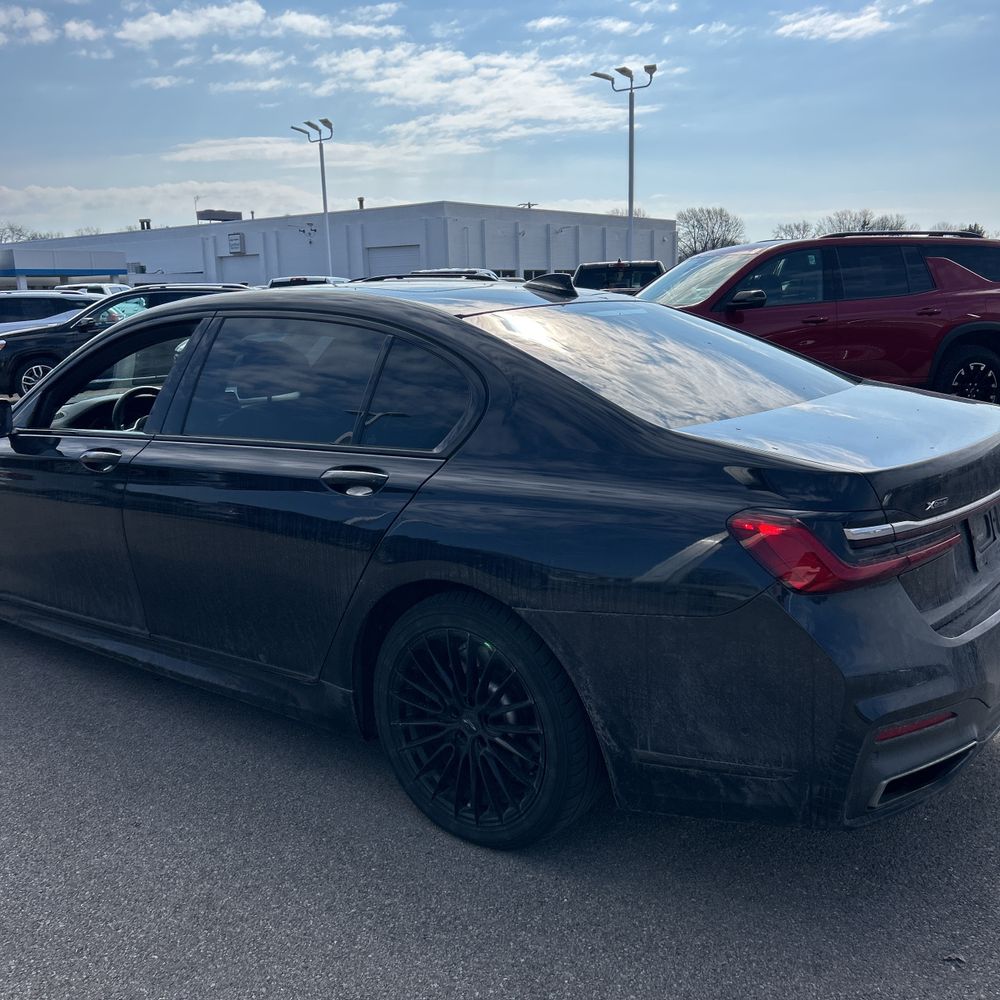 2021 BMW 750i - Image 14