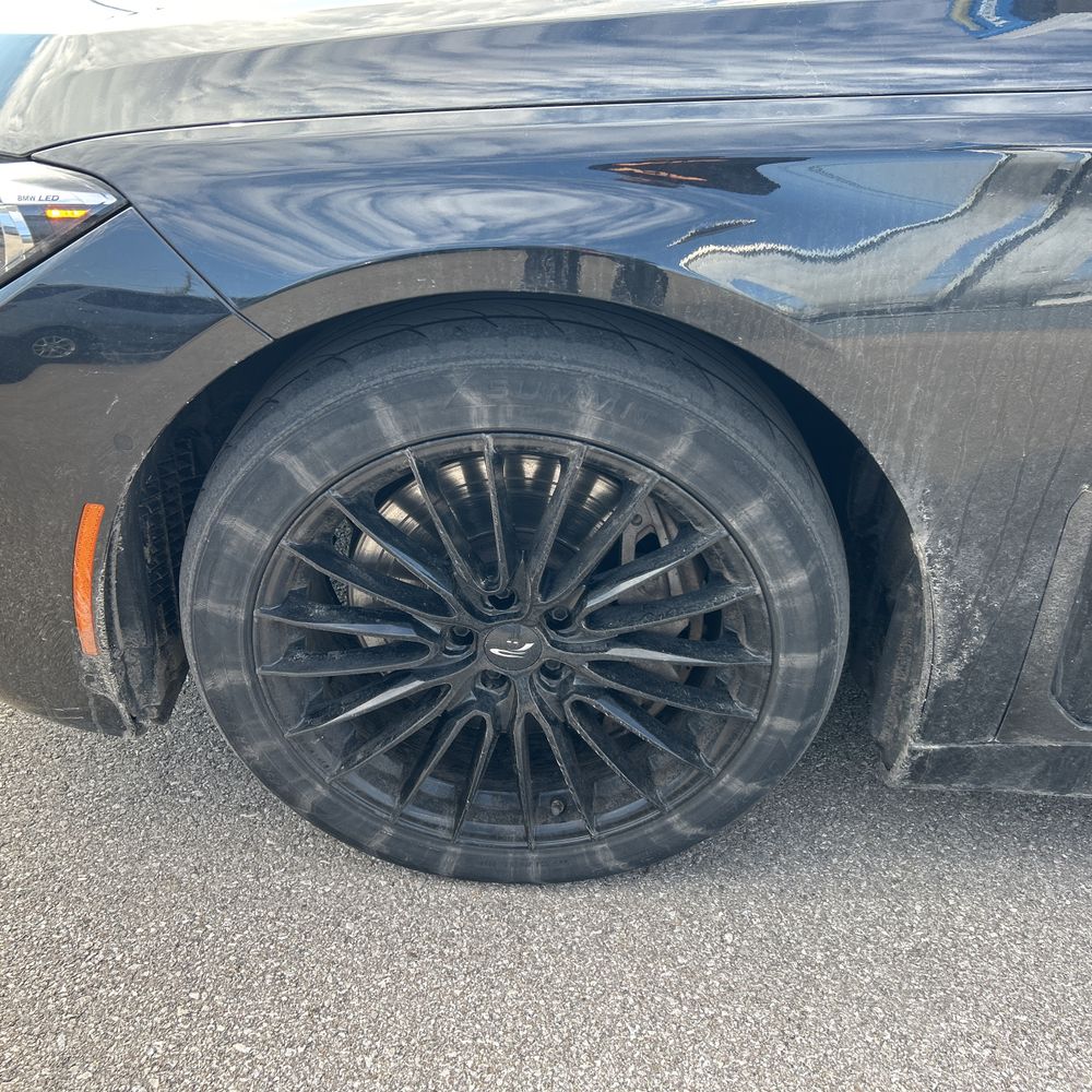2021 BMW 750i - Image 16