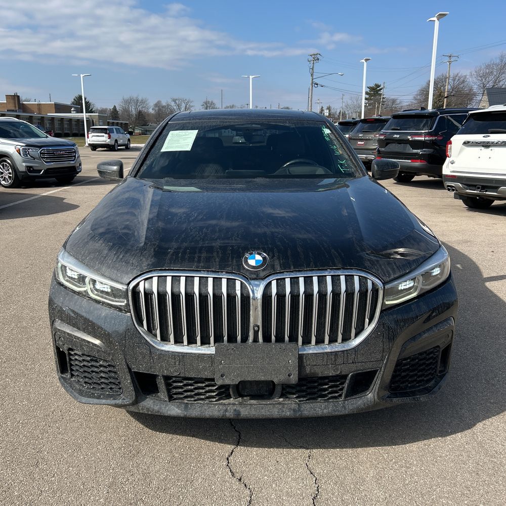 2021 BMW 750i - Image 17