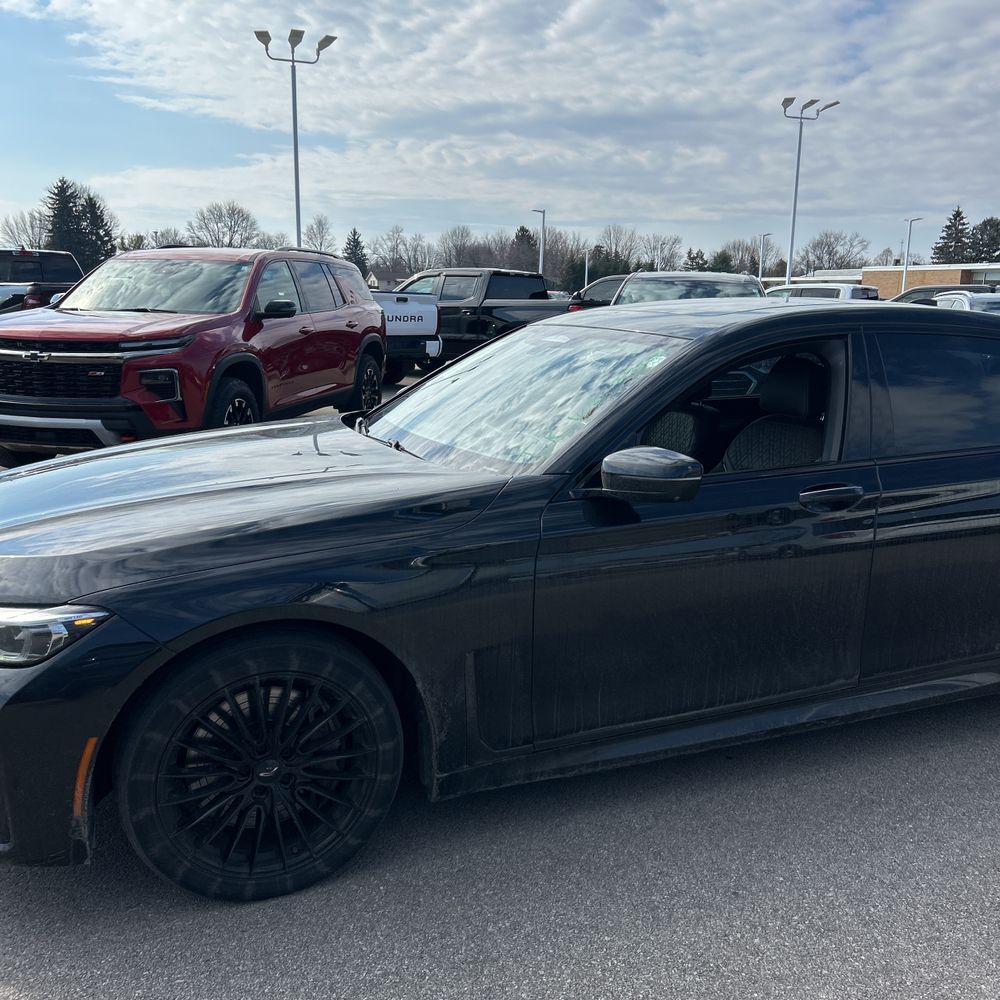 2021 BMW 750i - Image 19