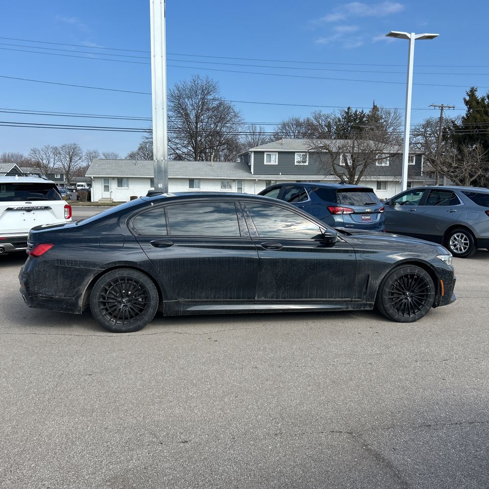 2021 BMW 750i - Image 21
