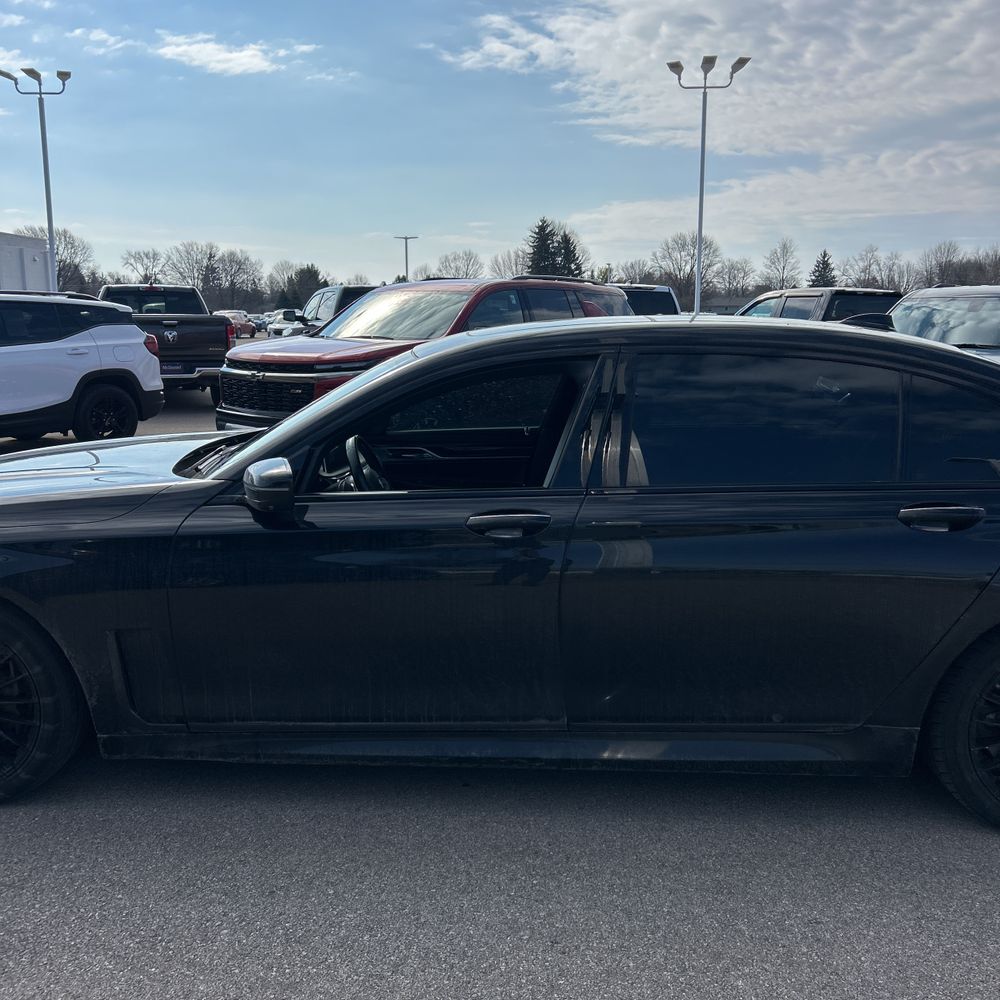 2021 BMW 750i - Image 24