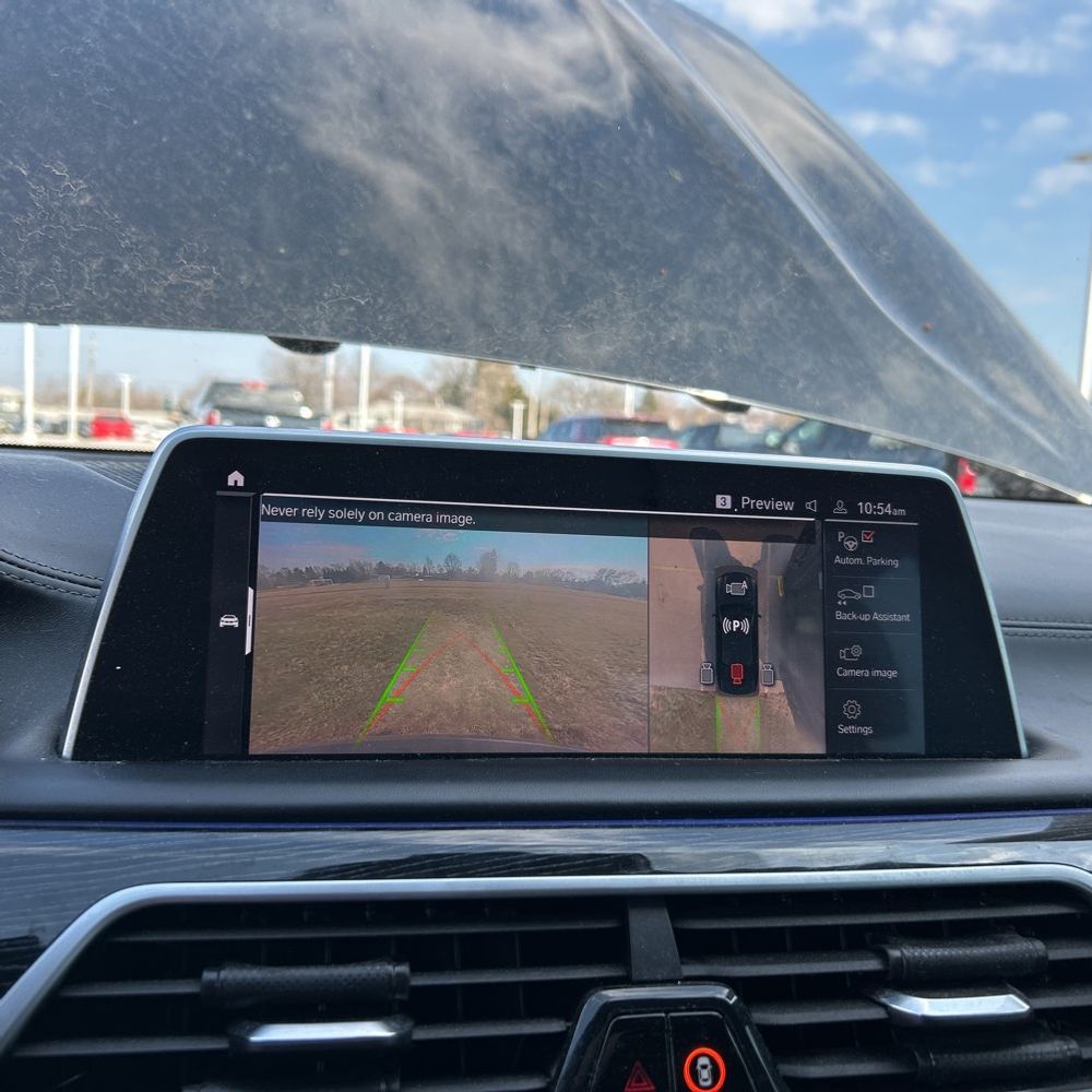 2021 BMW 750i - Image 27