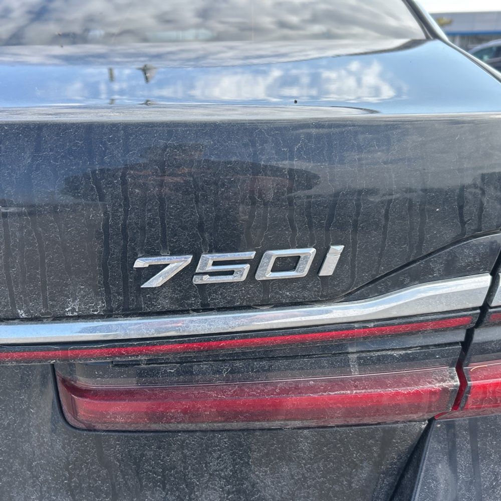 2021 BMW 750i - Image 30