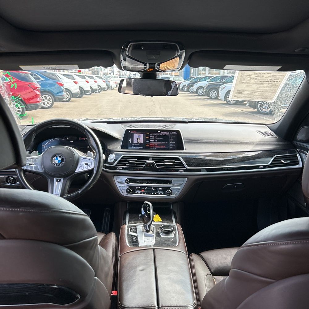 2021 BMW 750i - Image 31