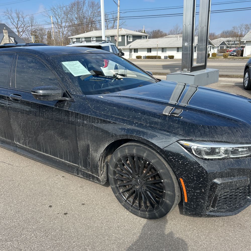 2021 BMW 750i - Image 33