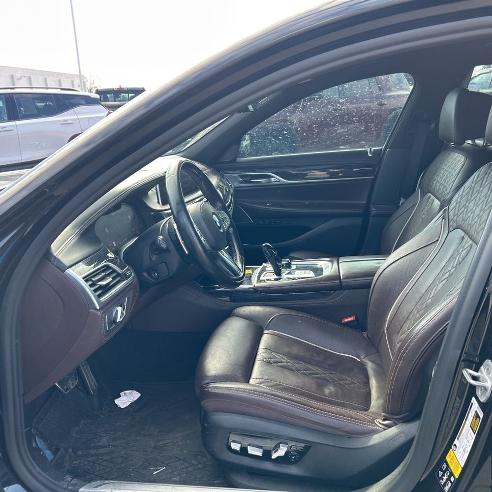 2021 BMW 750i - Image 34