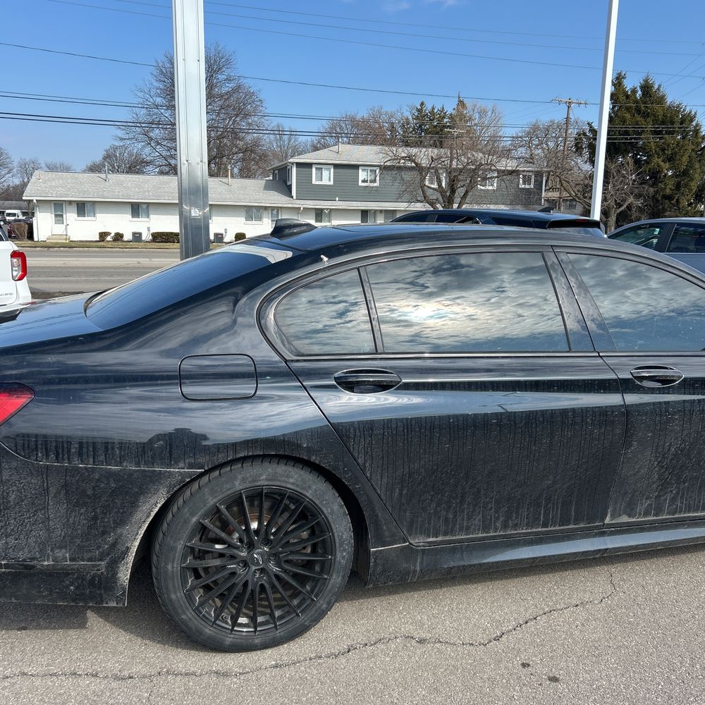 2021 BMW 750i - Image 35