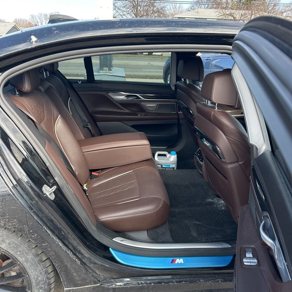 2021 BMW 750i - Image 39