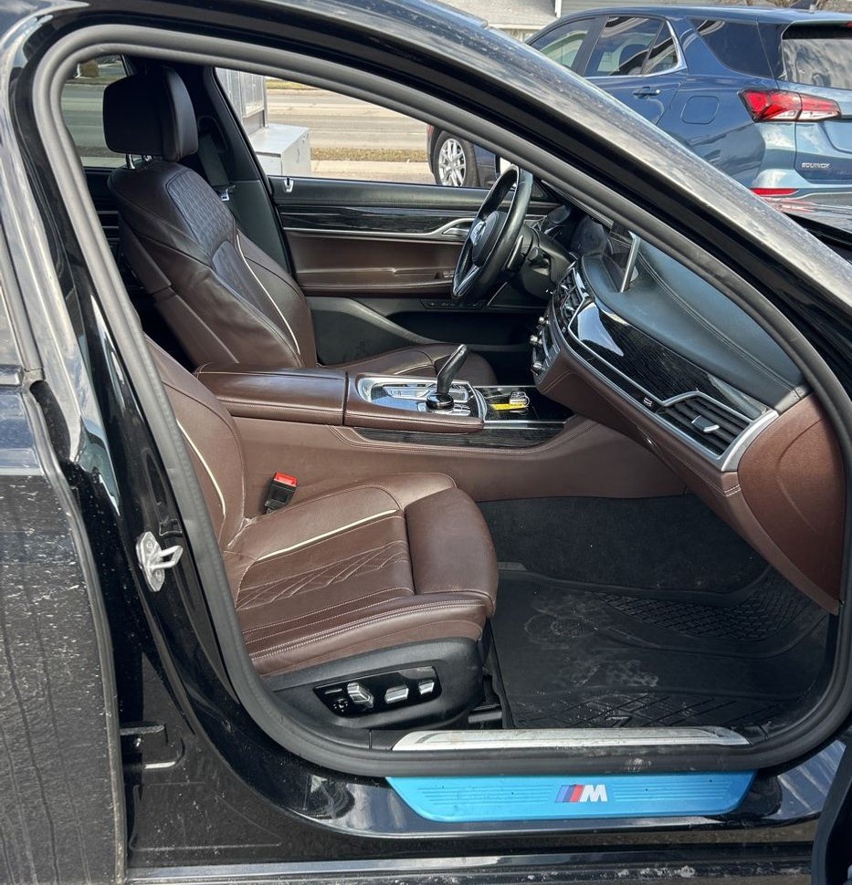 2021 BMW 750i - Image 54
