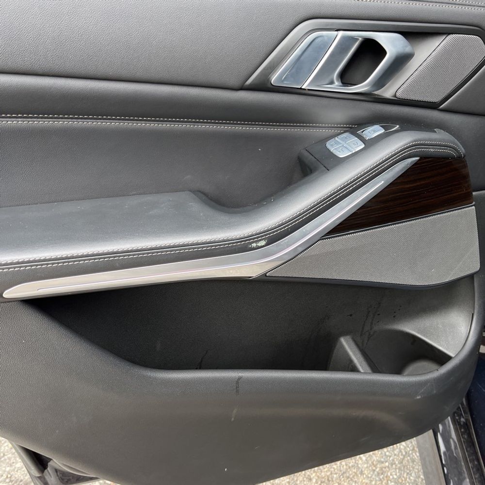 2023 BMW X7 - Image 9
