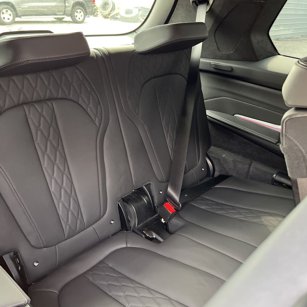 2023 BMW X7 - Image 12
