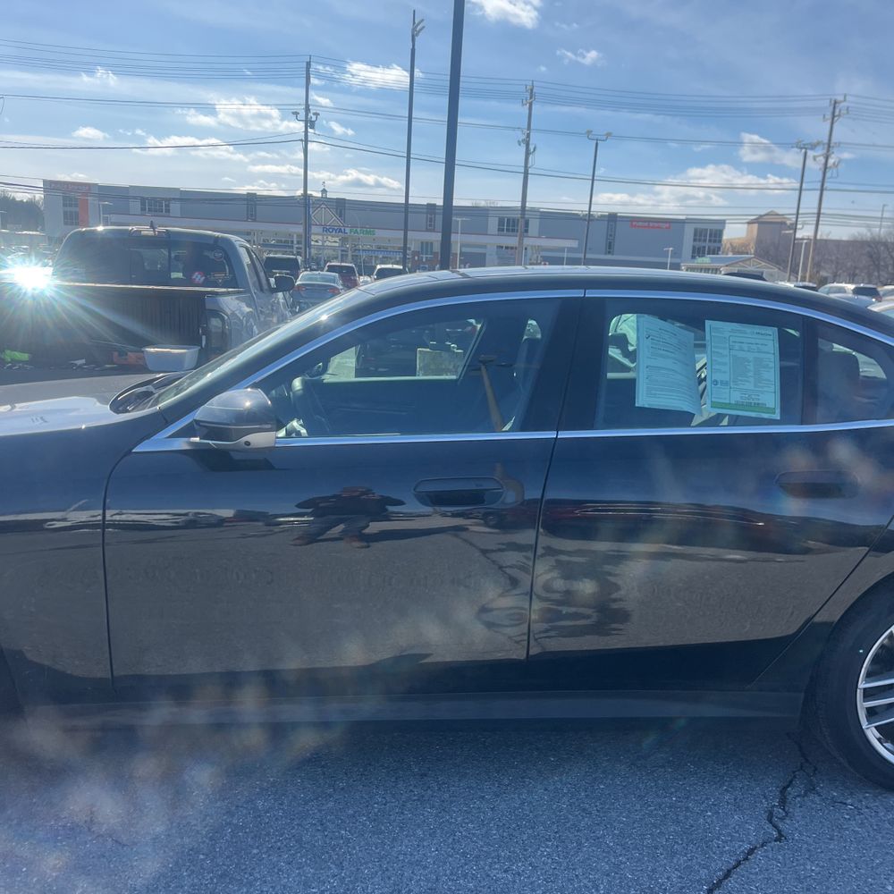 2025 BMW 5-Series - Image 21