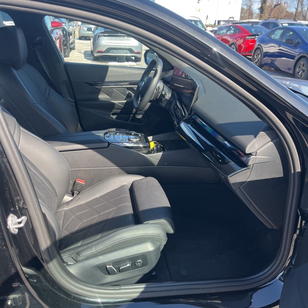 2025 BMW 5-Series - Image 22