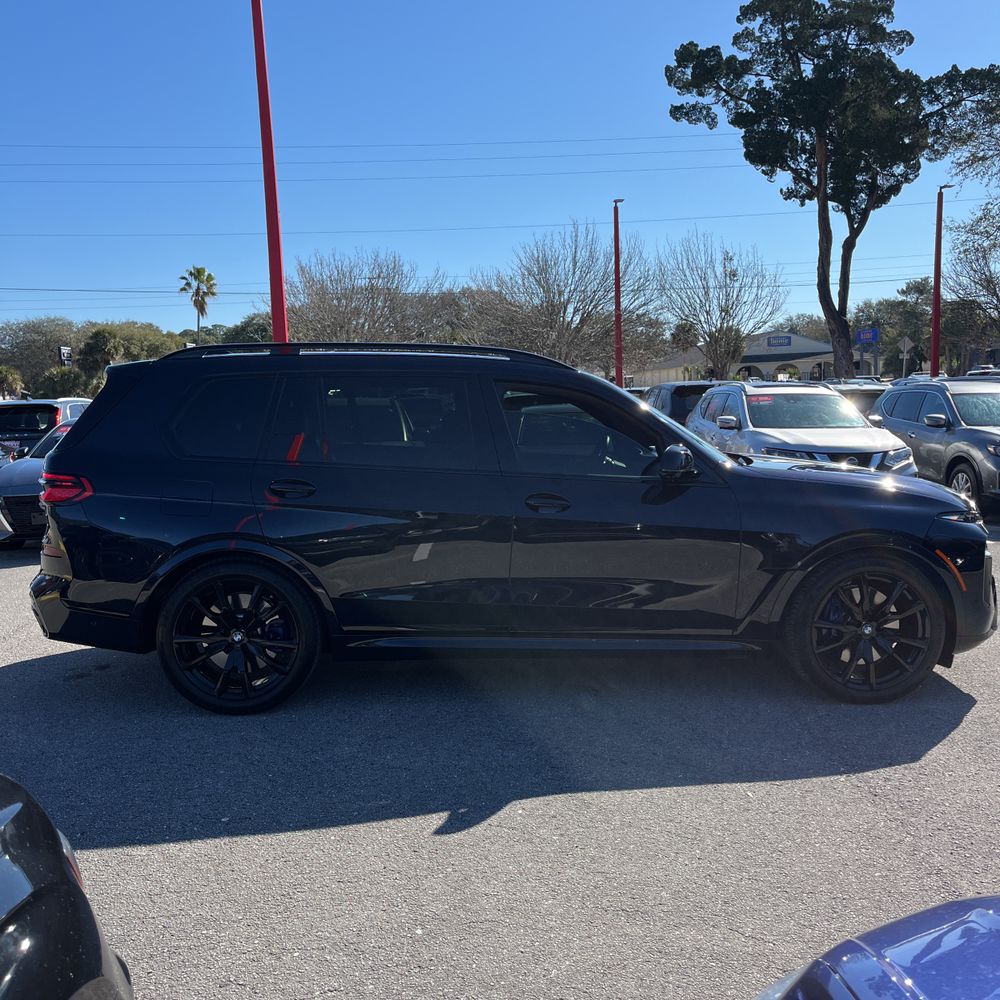 2023 BMW X7 - Image 28