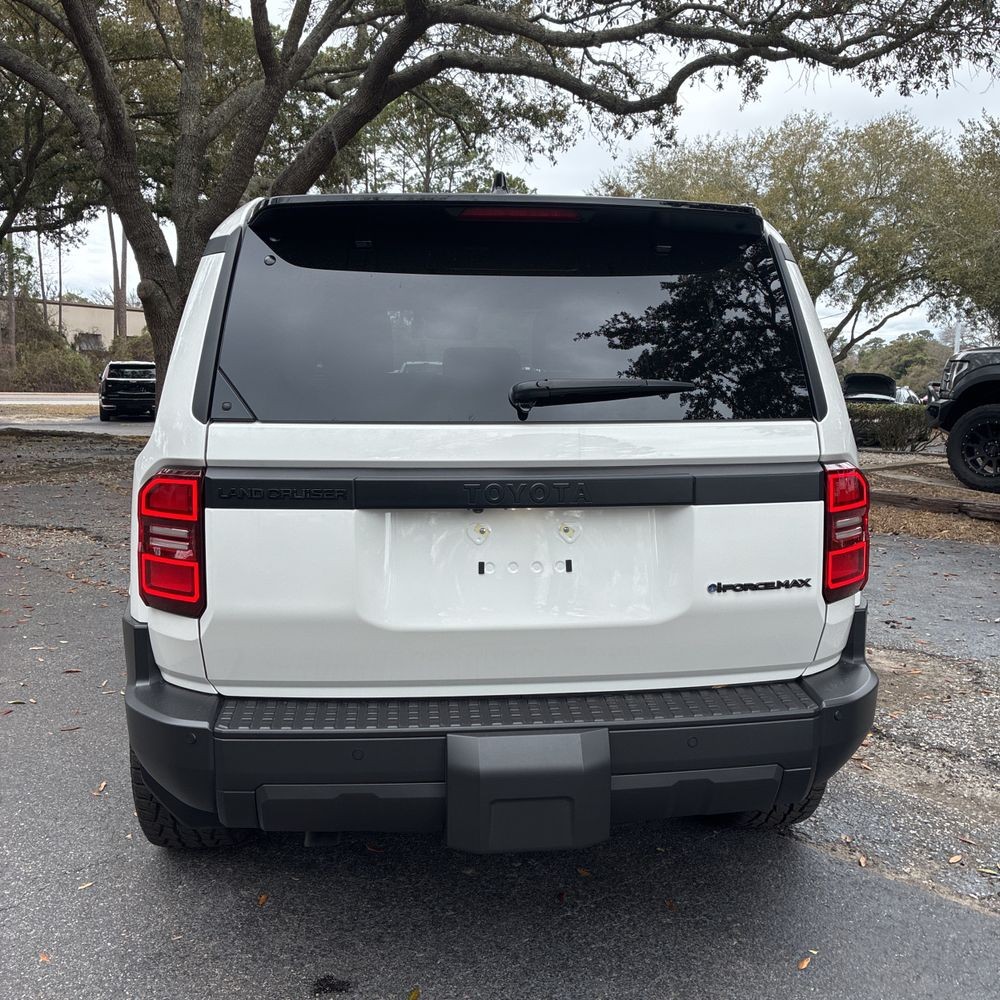 2025 Toyota Land Cruiser - Image 8