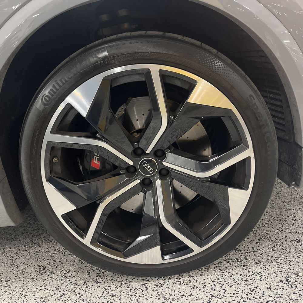 2024 Audi RS Q8 - Image 30