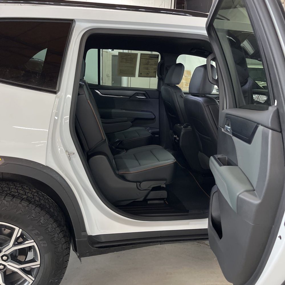 2025 GMC Acadia - Image 12