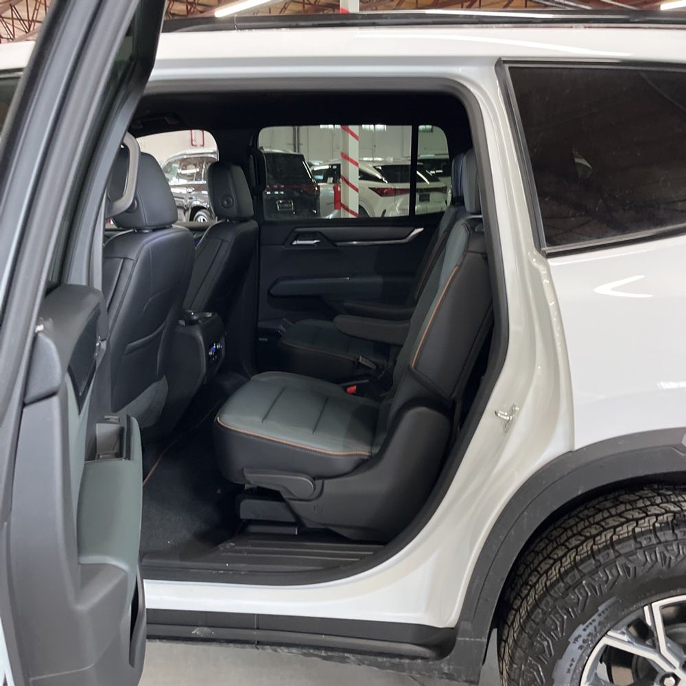 2025 GMC Acadia - Image 29